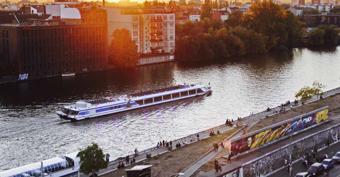 Berlin: Evening City Sightseeing Cruise - Onboard Amenities