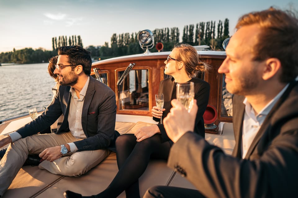 Berlin: Flagship Boat Sightseeing on Electric Motor Yacht - Onboard Amenities