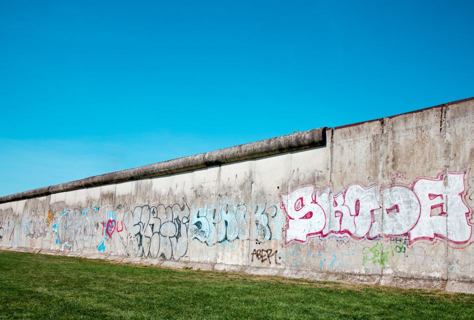 Berlin: Graffiti Workshop at the Berlin Wall - Learning Graffiti Techniques