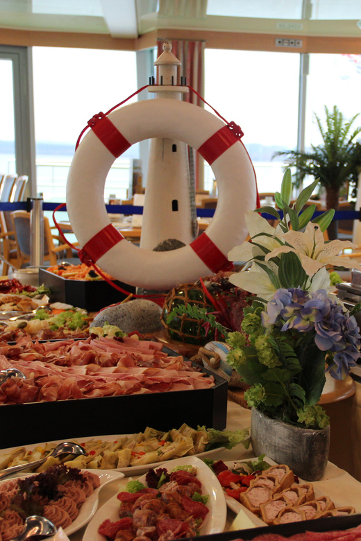 Biggesee: XXL Boat Ride With All-Inclusive Brunch Buffet - Amenities and Accessibility