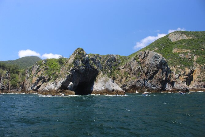 Boat Tour in Arraial Do Cabo - Activities and Accessibility