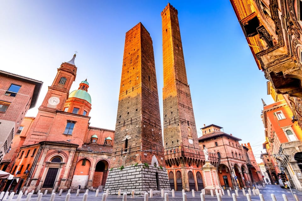 Bologna: Highlights App Guided Tour With Puzzles - What to Expect on the Tour