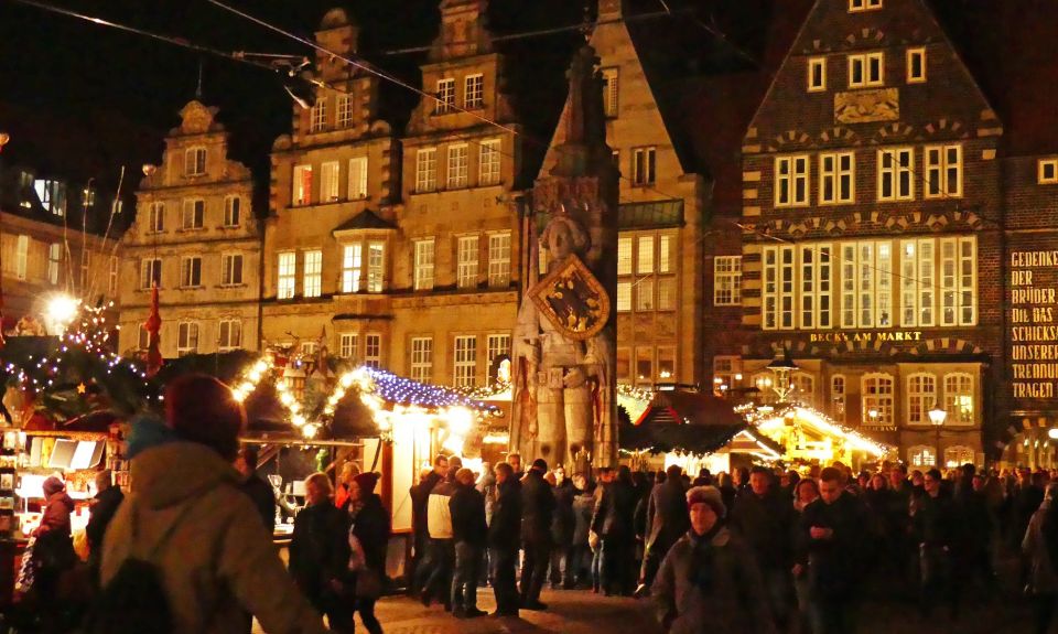 Bremen: Fairy Tale Christmas Guided Walking Tour in German - Booking and Cancellation Policy