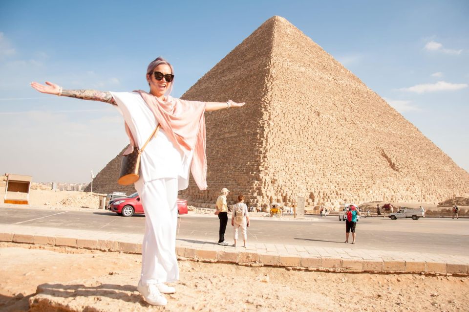 Cairo: Pyramids, Bazaar & Museum With Female Guide - Guided Experience