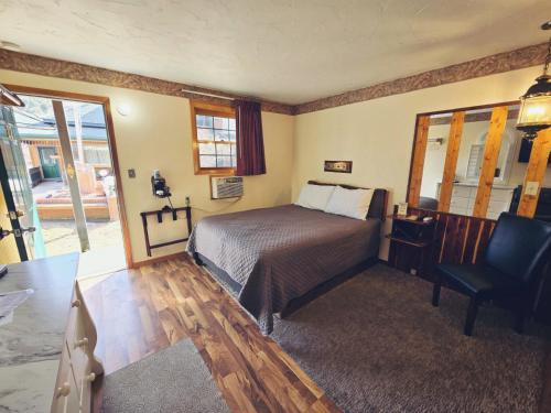 Cedar Wood Inn - Amenities and Facilities