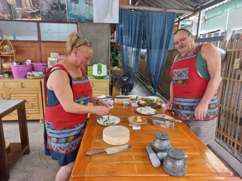 Chiang Mai : Small Group Thai Cooking Class With Market Tour - Transportation and Location