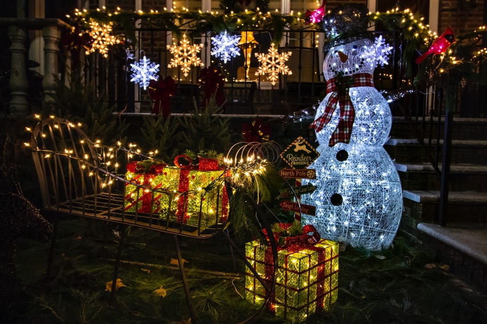 Christmas in New York: Dykers Heights in Spanish - Exploring the West Side