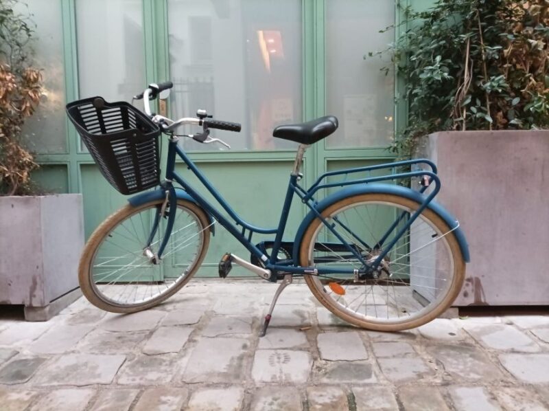 City Bike Rental in Paris (8h) - Included Equipment