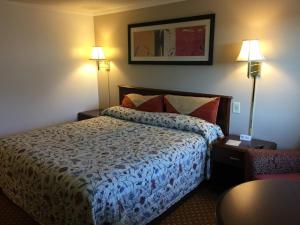 Economy Inn Bloomington - Room Options and Features