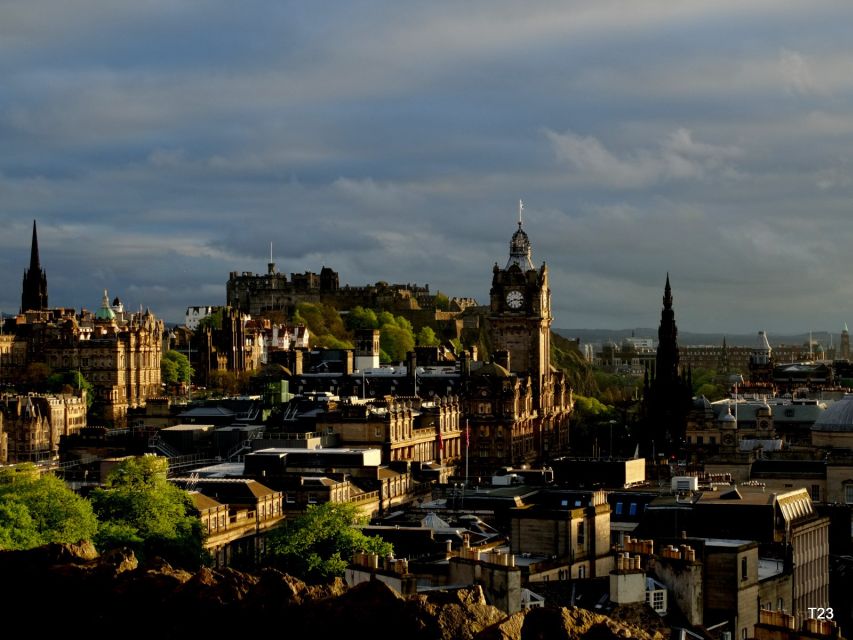 Edinburgh: Dark History Royal Mile Walking Tour - Experience Highlights