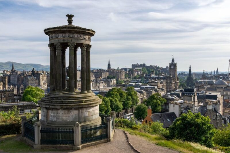 Edinburgh: Express Walk With a Local in 60 Minutes - Iconic Landmarks to Discover