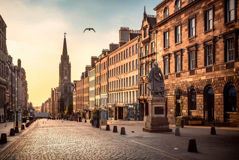 Edinburgh: Old Town Private Walking Tour With Historian - Meeting Point Details