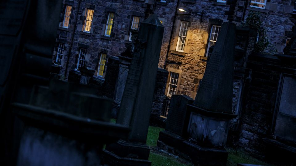 Edinburgh: Underground Vaults and Graveyard Evening Tour - Highlights of the Experience