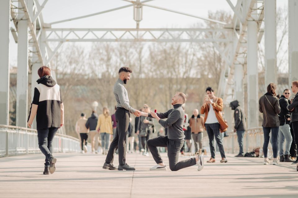 Eiffel Tower Proposal Lgbtqia+ / 1h Photographer - Whats Included in the Package