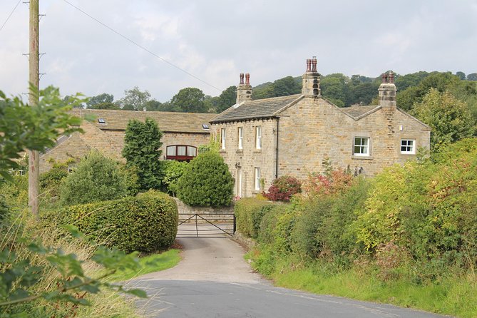 Emmerdale Classic Locations Bus Tour From Leeds - Transportation and Accessibility