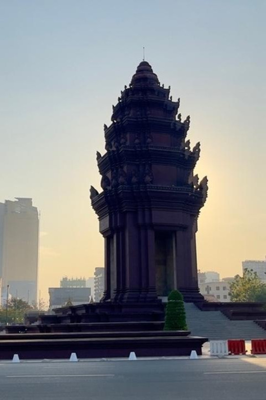 Evening Walking of Phnom Penh City With Lina - Itinerary Highlights