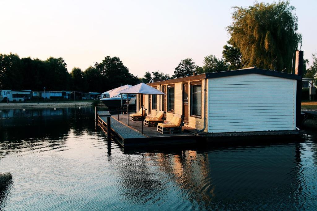 Floatel - The Schans Alphen - Accommodation Features