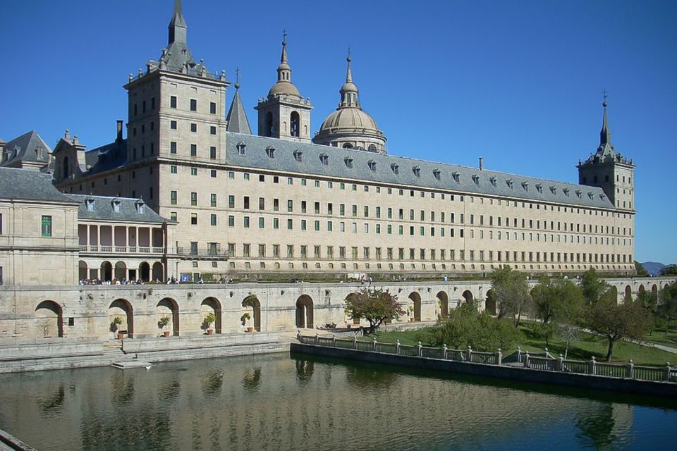 From Madrid: Escorial Monastery & Valley of the Fallen Trip - Visiting El Escorial