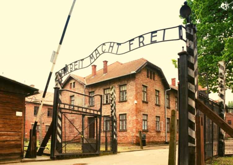 From Warsaw: Auschwitz Day Tour by Private Car With Lunch - Itinerary Breakdown