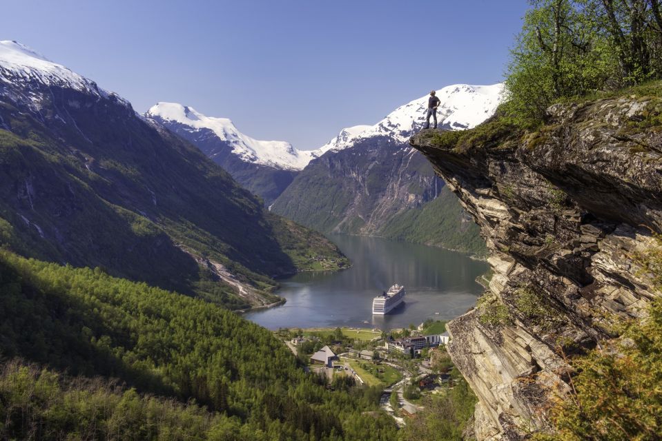 Geiranger: Bus Tour With Multilingual Audio Guide - Detailed Itinerary