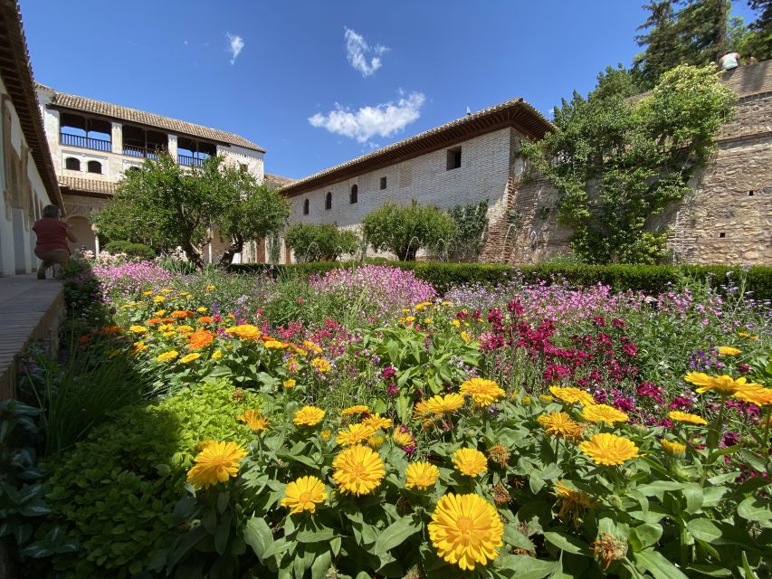 Granada: Alhambra, Alcazaba, and Generalife Private Tour - Guided Experience