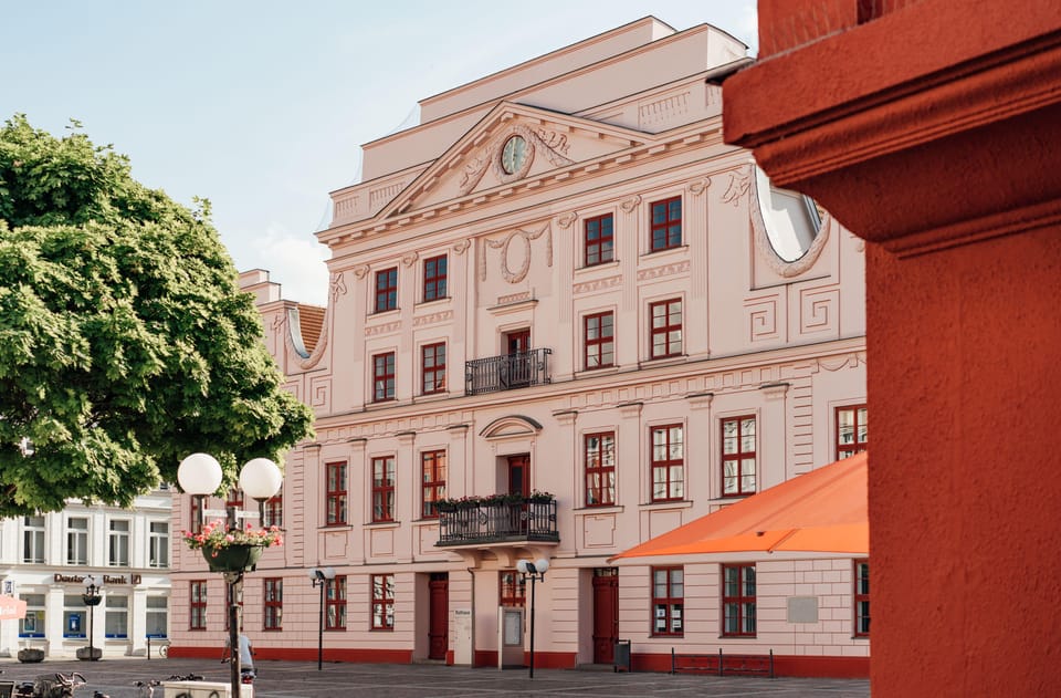 Güstrow: Guided Tour of the Historic City Center - Meeting Point and Accessibility