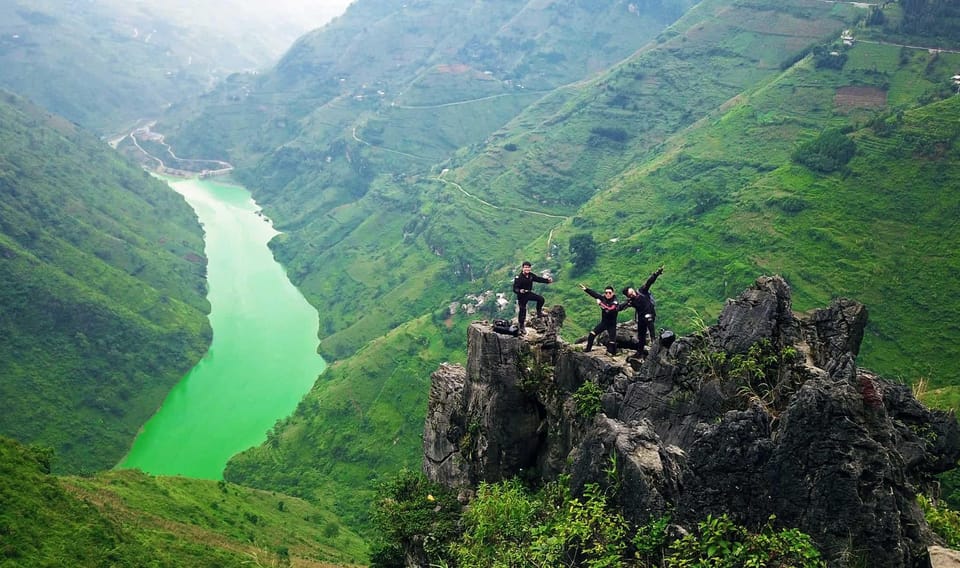 Ha Giang Loop Tour 3 DAYS 2 NIGHTS - Night 1: Travel to Ha Giang