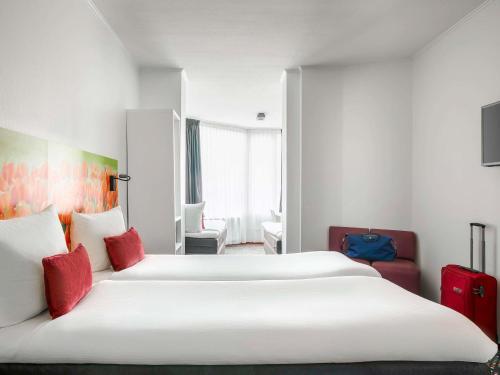 Ibis Styles Amsterdam City - Room Features and Amenities