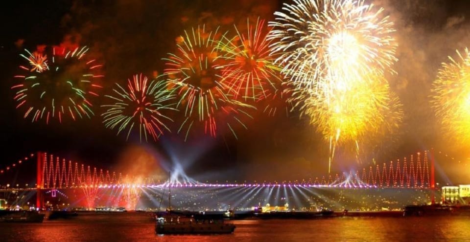 Istanbul: Bosphorus New Years Eve Cruise With Dinner & Show - Dining and Entertainment