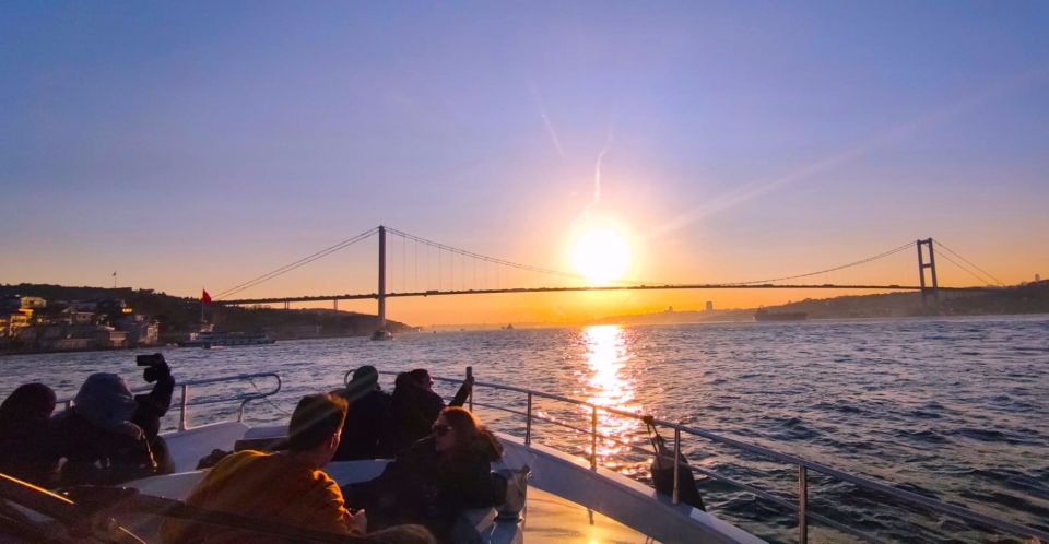 Istanbul: Bosphorus Sunset Cruise With Dinner - Unique Experience on the Water