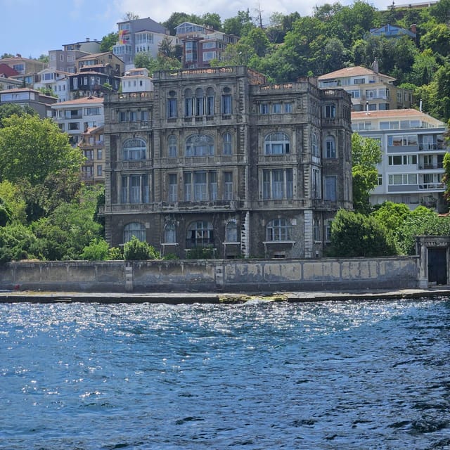 Istanbul: Cruise and Dine 2.5-Hour Bosphorus Lunch Tour - Itinerary Details