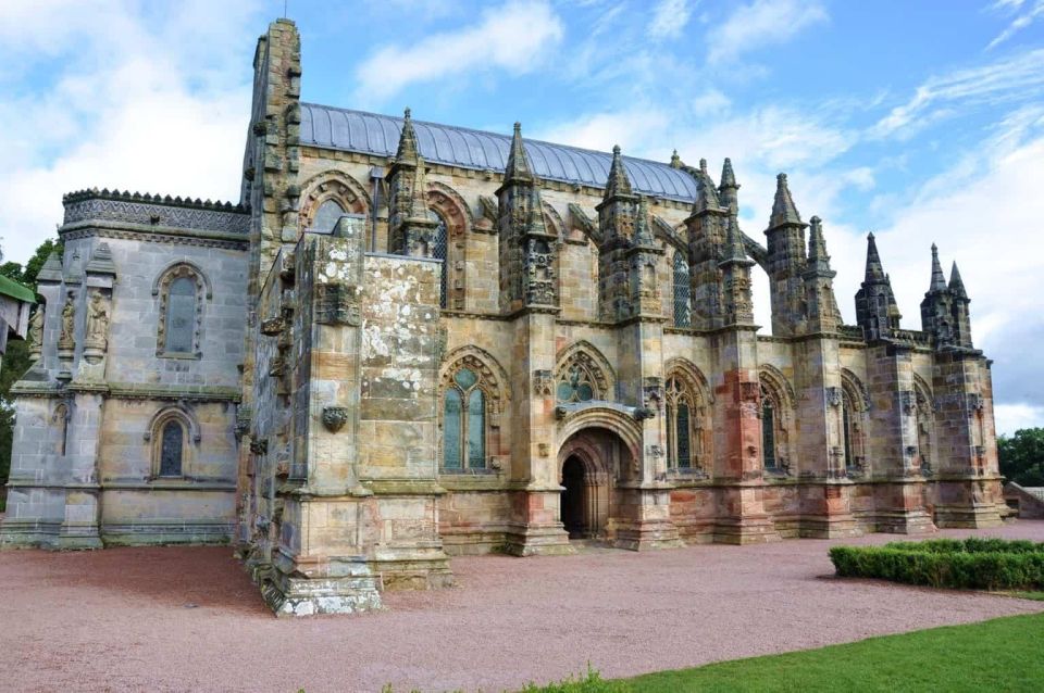 Journey Through Roslin'S Christmas Tale: a 2-Hour Adventure - Seasonal Magic at Rosslyn Chapel