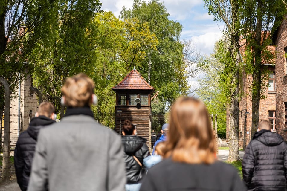 Krakow: Auschwitz-Birkenau Guided Tour With Transfer & Lunch - Guided Tour Features