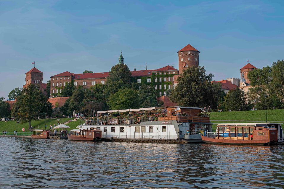 Krakow: Private Traditional Gondola Cruise - Gondola Features