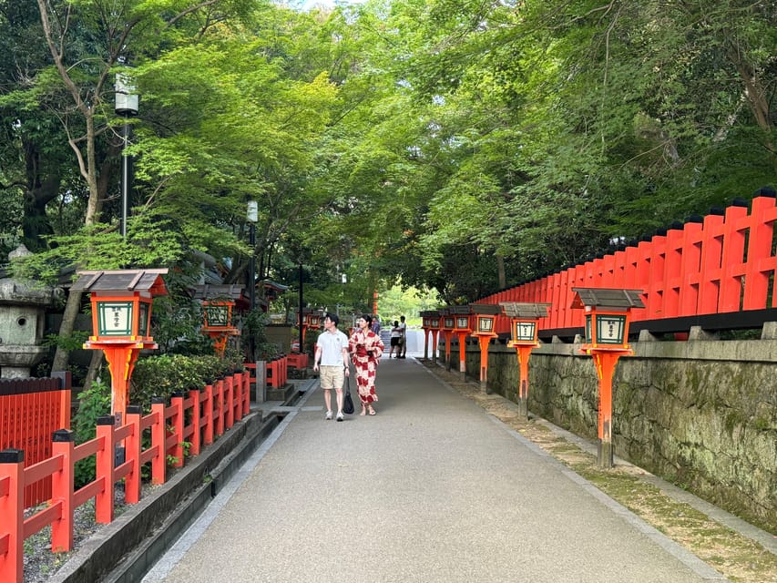 Kyoto: Half-Day Geisha and Cultural Heritage Tour - Exploring Yasaka Shrine