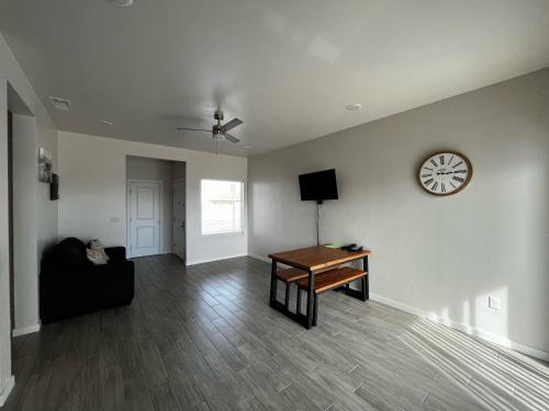 Longhorn Flats - Hotel Amenities and Services