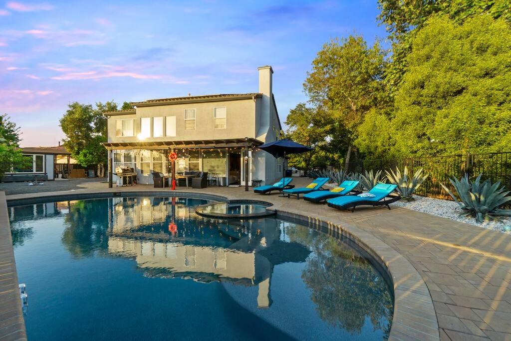 Luxury 5-Bedroom Villa W Pool, Spa, Nature, 3000 Sq Ft, Private Rental Review