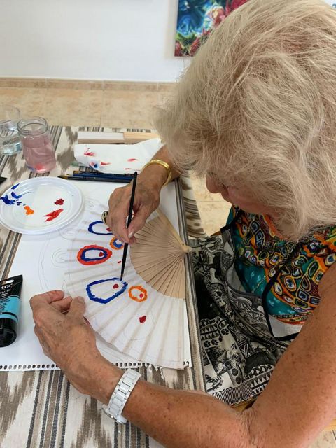 Mallorca/Porto Cristo: Design Your Own Spanish Hand Fan - Skilled Instructor Christiane