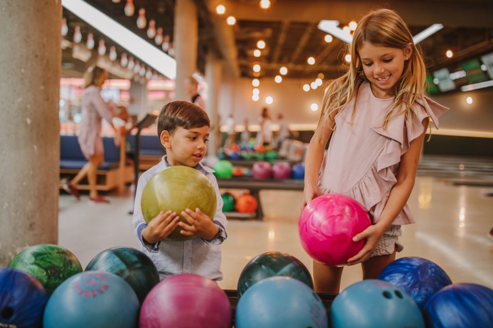 Maspalomas: Bowling Session Entry Ticket at Holiday World - Languages and Instruction