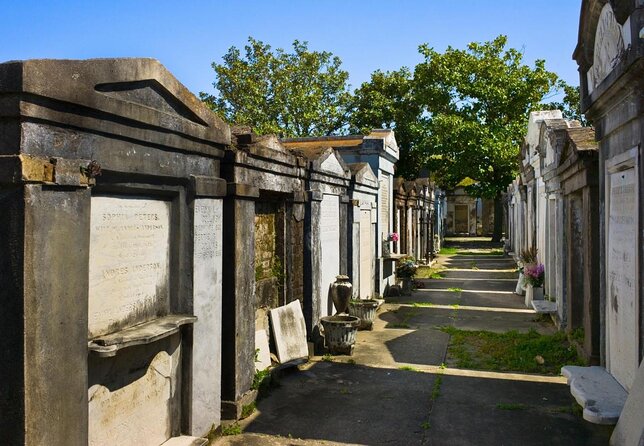 New Orleans Garden District and Lafayette Cemetery Guided Tour - Exploring Lafayette Cemetery