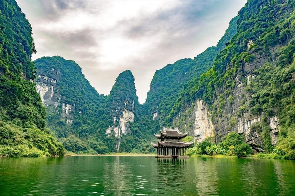 Ninh Binh: Hoa Lu Mua Cave Trang An on Limousine and Cycling - Scenic Boat Ride in Trang An