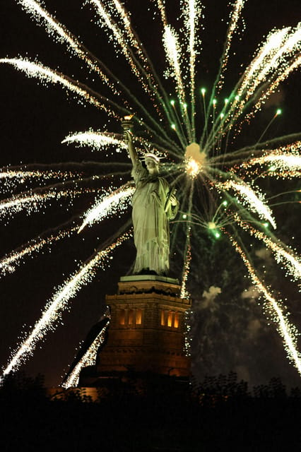 Nyc: New Years Eve Dinner Cruise With Music and Open Bar - Entertainment and Amenities