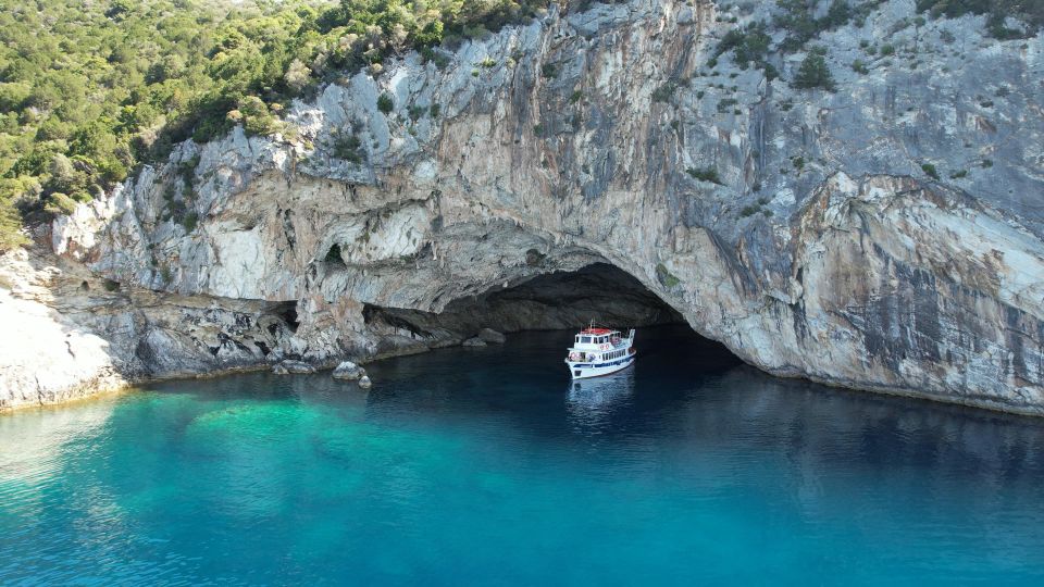 Nydri: Island Hopping Boat Cruise With Beach BBQ Lunch - Papanikolis Cave Exploration