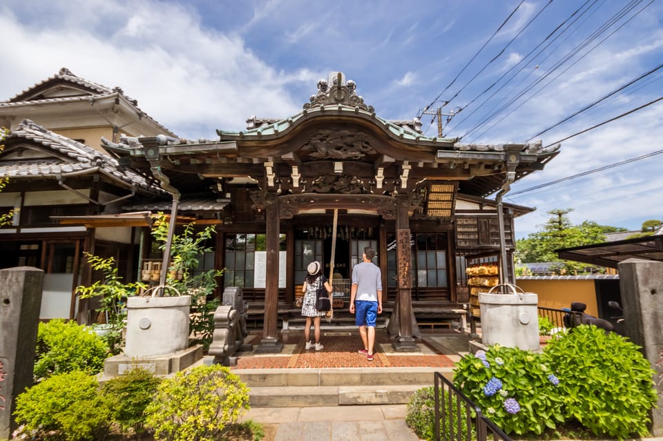 Old and Nostalgic Tokyo: Half-Day Yanaka Walking Tour - What to Bring