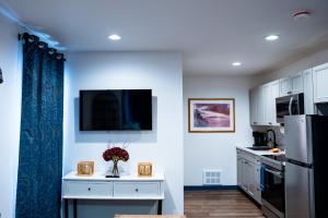 Palmer Suite 101, Hyland Hotel - Suite Features and Amenities