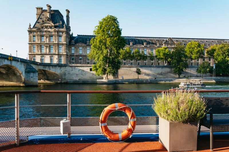 Paris: Seine River Panoramic Views Dinner Cruise - Dining Experience