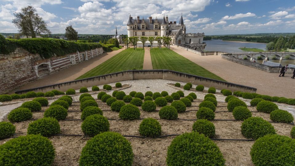 Paris: Top Loire Castles With Lunch and Wine - Exploring Chambord Castle