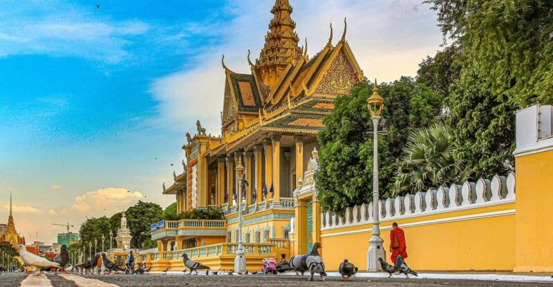 Phnom Penh: Guided Historical Day Tour by Cyclo or Tuk Tuk - Transportation Options
