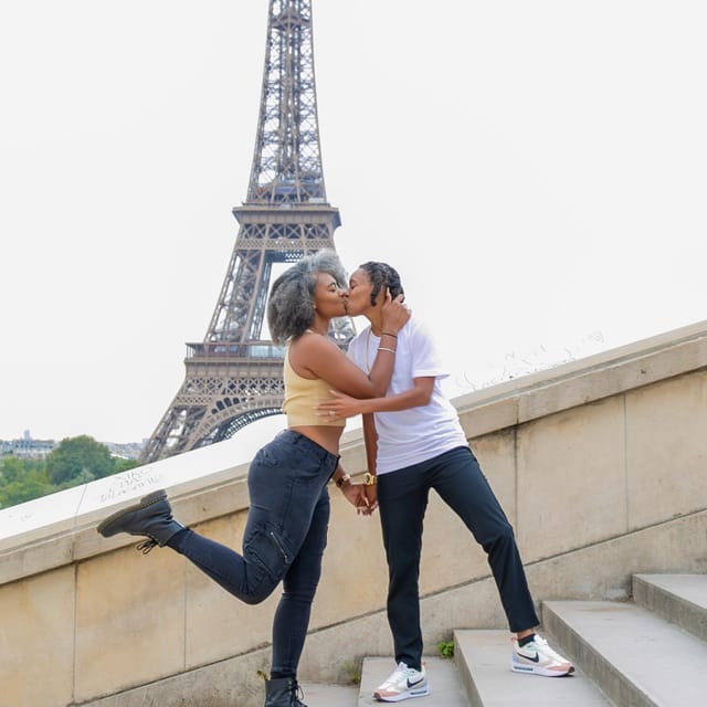 Photo Session for Couples With Flowers Around Eiffel Tower - Photography Details