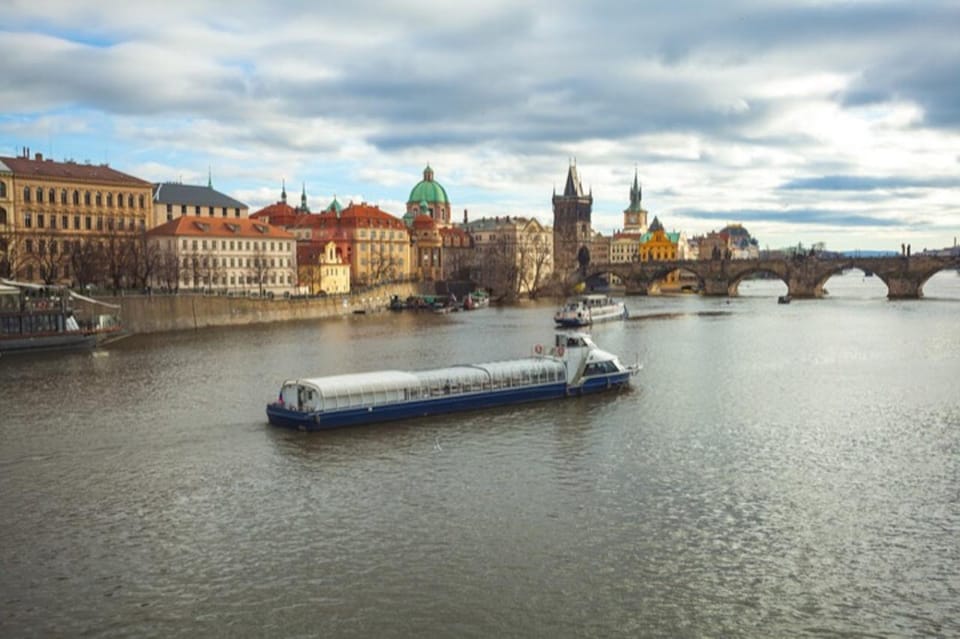 Prague: Luxury River Cruise With Prague Hidden Gems Tour - Indulge in the Dining Experience